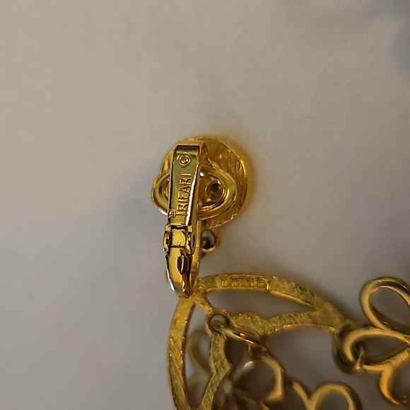 Vintage trifari necklace and earrings set. - Picture 5 of 7